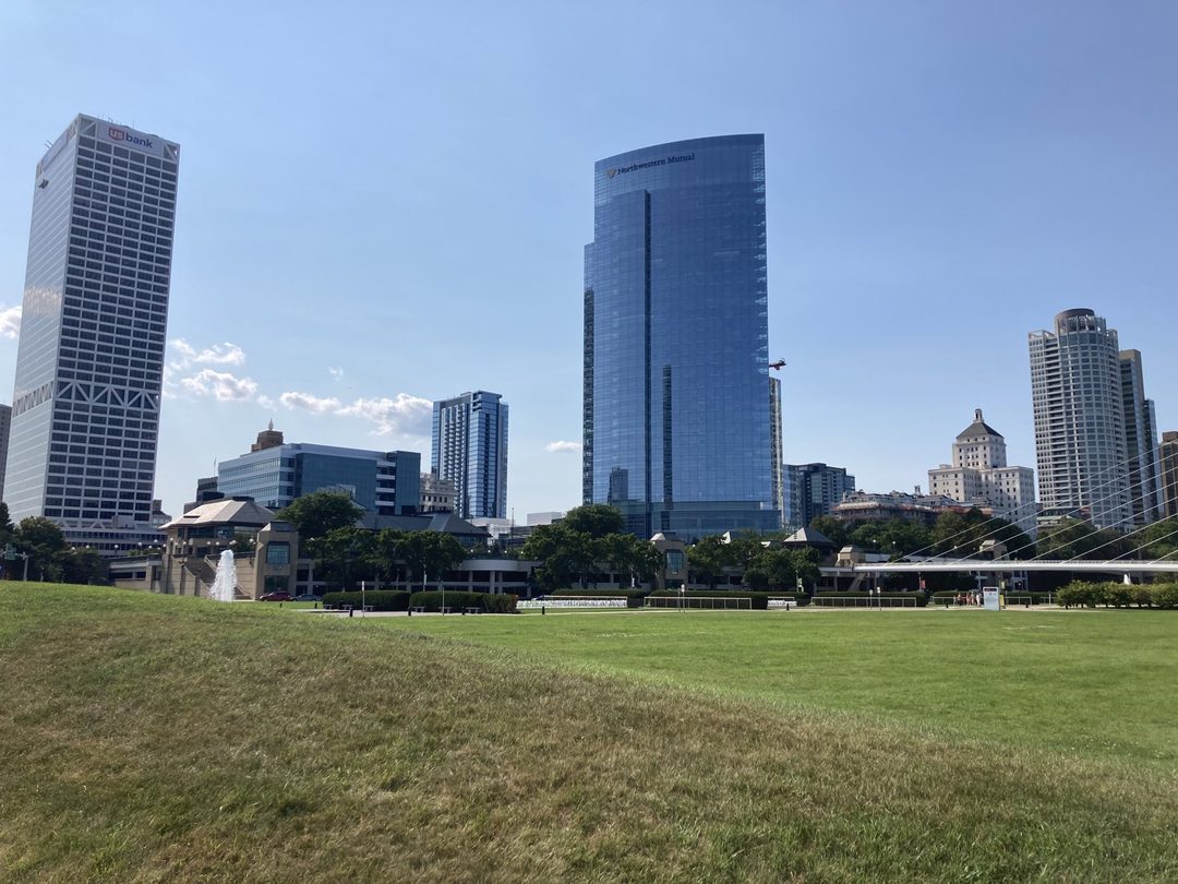 Milwaukee weather: sunny Monday in the mid-60s, then a warm and dry week near 70